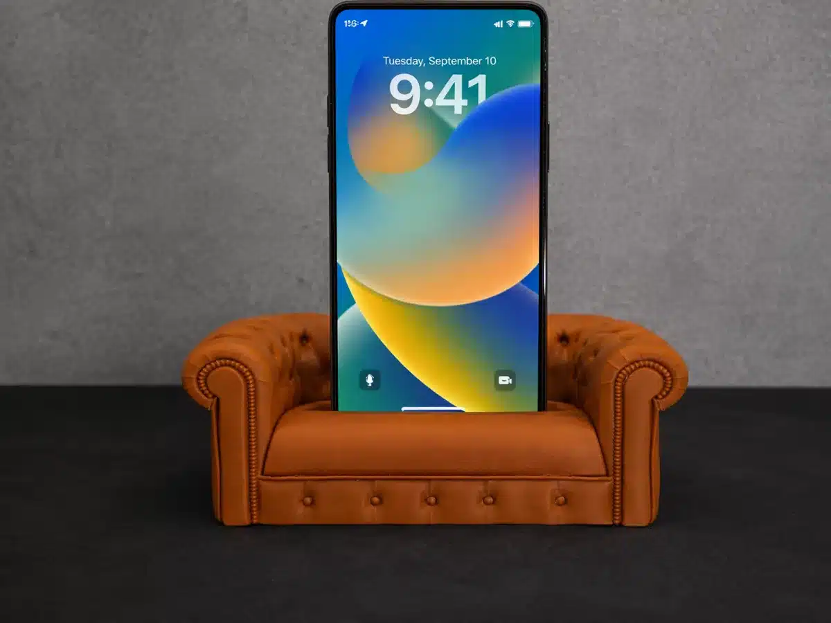 Chesterfield Sofa Smartphone Stand – Phone Holder